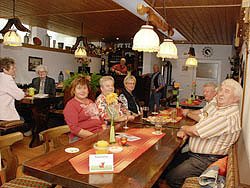 Gäste in der Weinstube - Foto: Faul